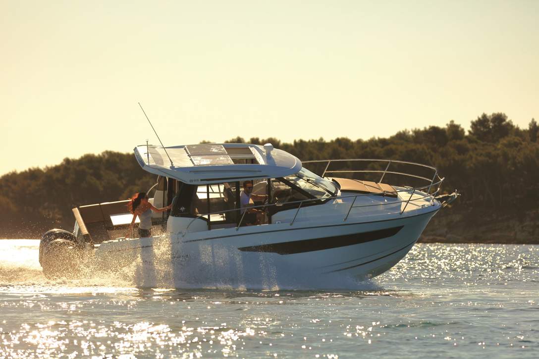 Jeanneau Merry Fisher 895 HB Exterior - 4.JPG