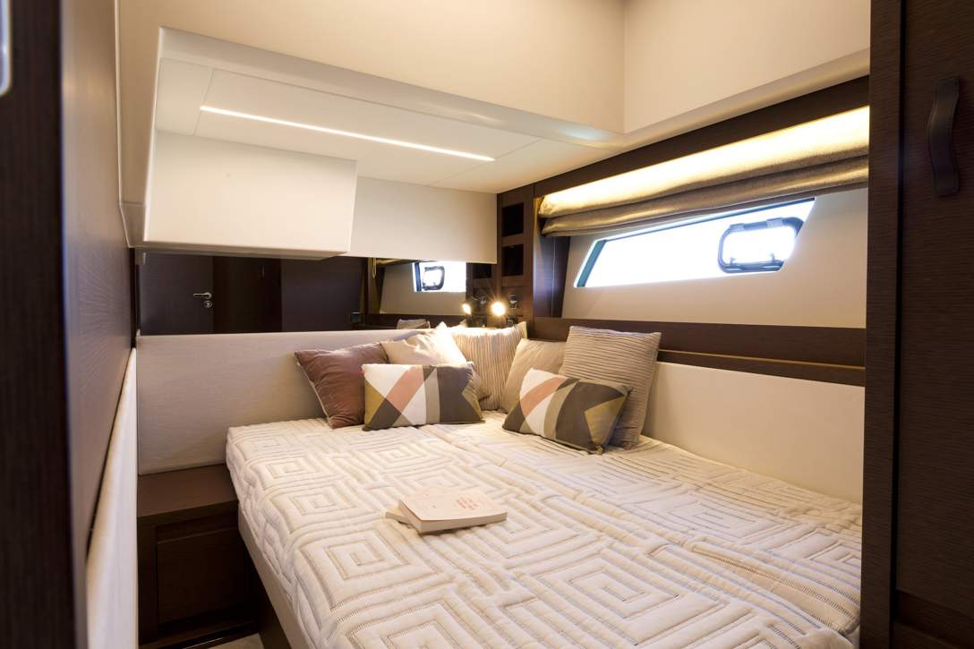 Prestige 520 Flybridge Interior - 7.JPG