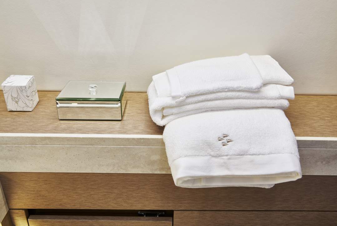 Prestige 590 Flybridge Interior - 16.JPG