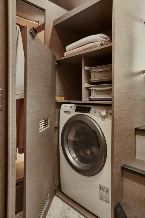 Prestige 420 Fly Interior - 12.JPG