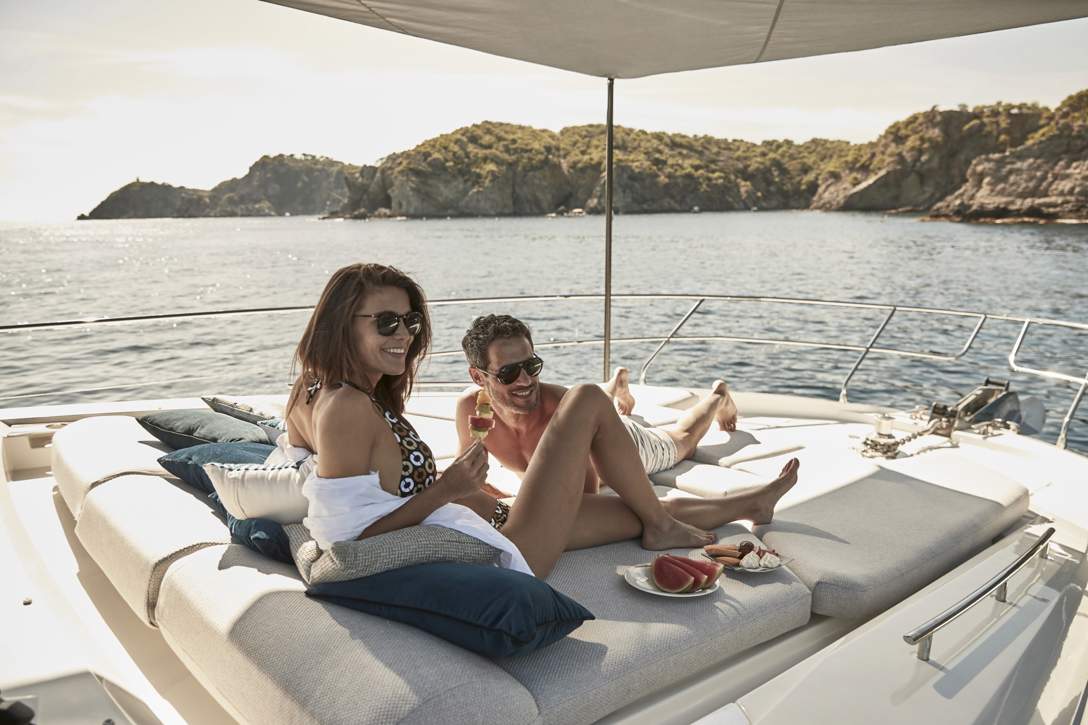 Prestige 590 Flybridge Exterior - 37.JPG