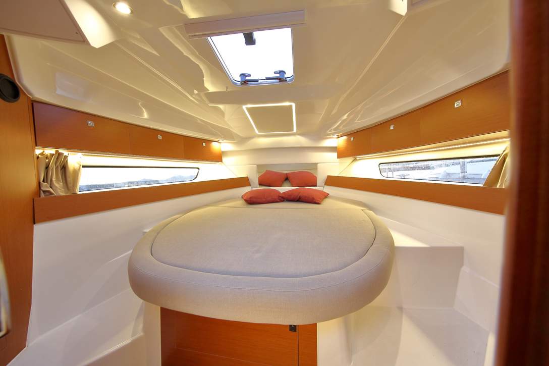 Jeanneau Merry Fisher 895 HB Interior - 12.JPG