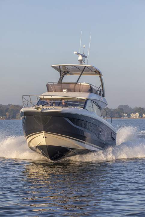 Prestige 420 Fly Exterior - 13.JPG