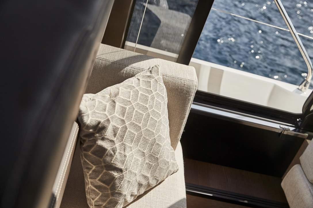 Prestige 590 S Interior - 27.JPG