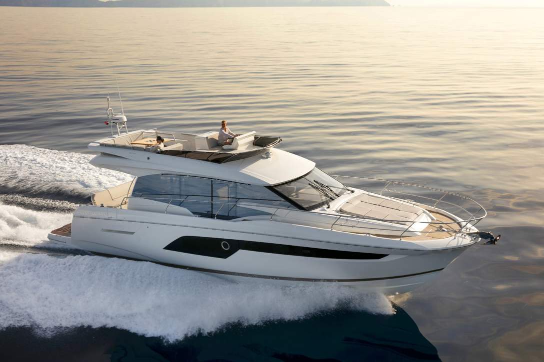 Prestige 520 Flybridge Exterior - 12.JPG