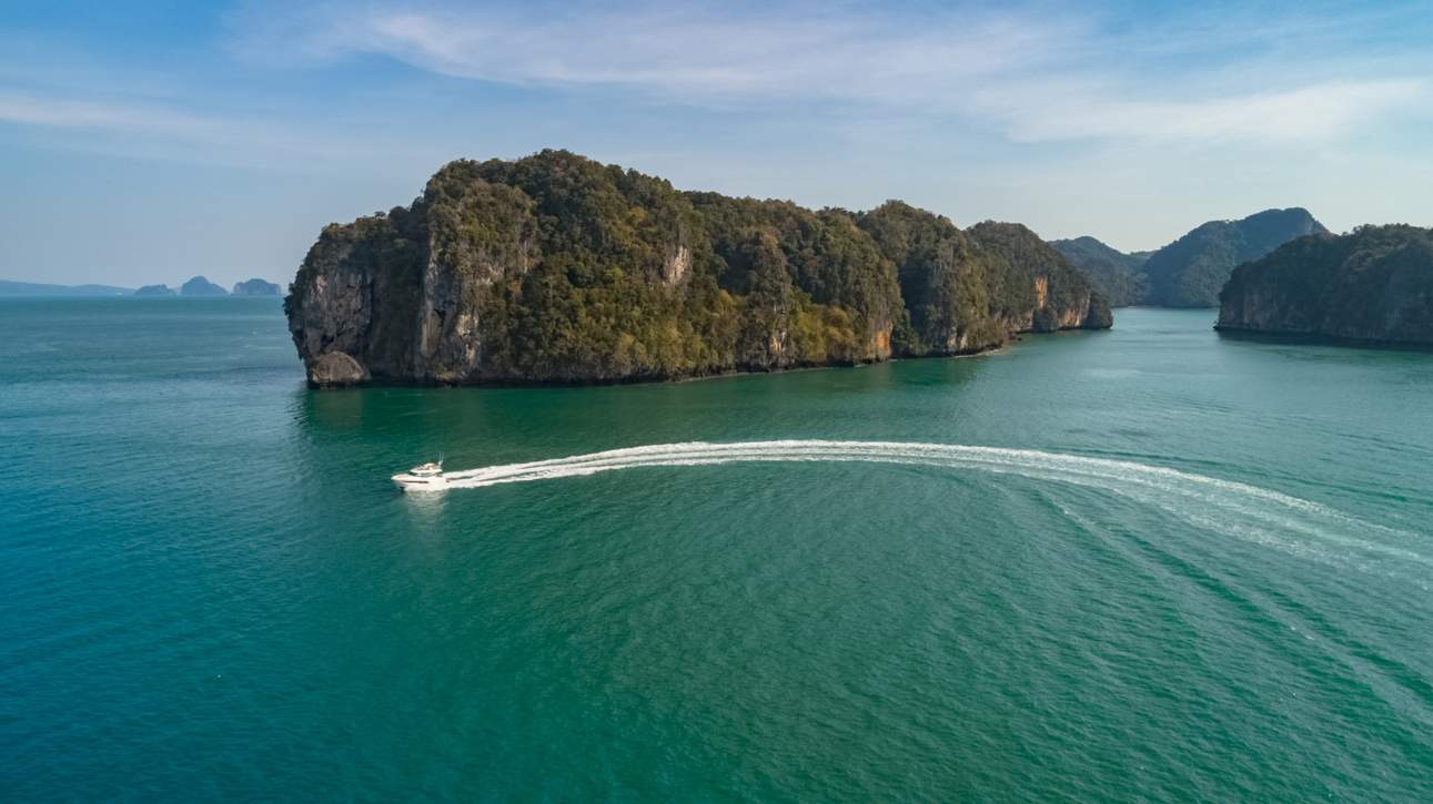 Prestige 420 Fly Exterior - 2.JPG