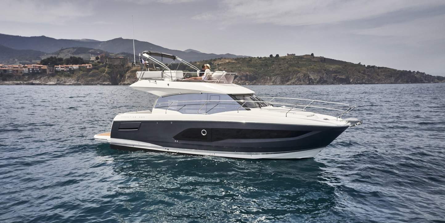 Prestige 420 Fly Exterior - 21.JPG