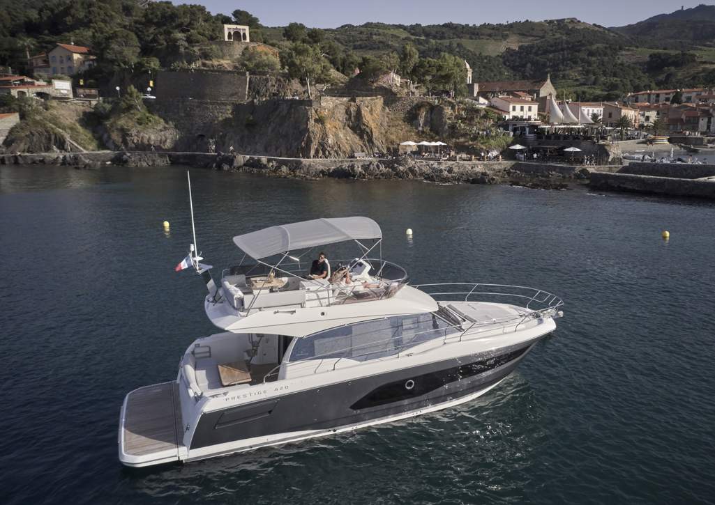Prestige 420 Fly Exterior - 23.JPG
