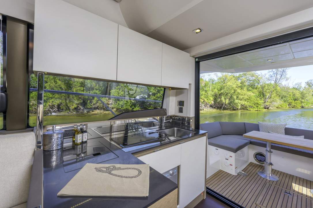 Prestige 460 Flybridge Interior - 19.JPG