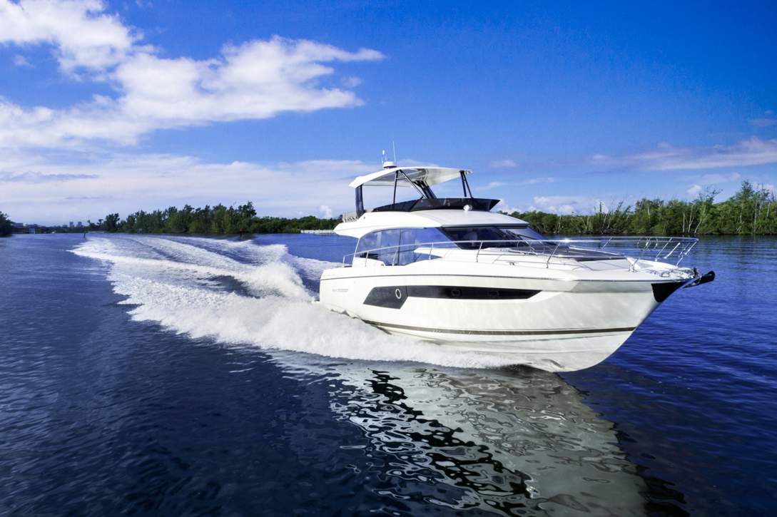 Prestige 520 Flybridge Exterior - 5.JPG