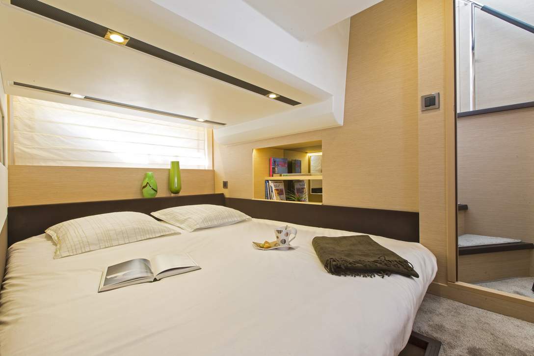 Prestige 420 Fly Interior - 34.JPG