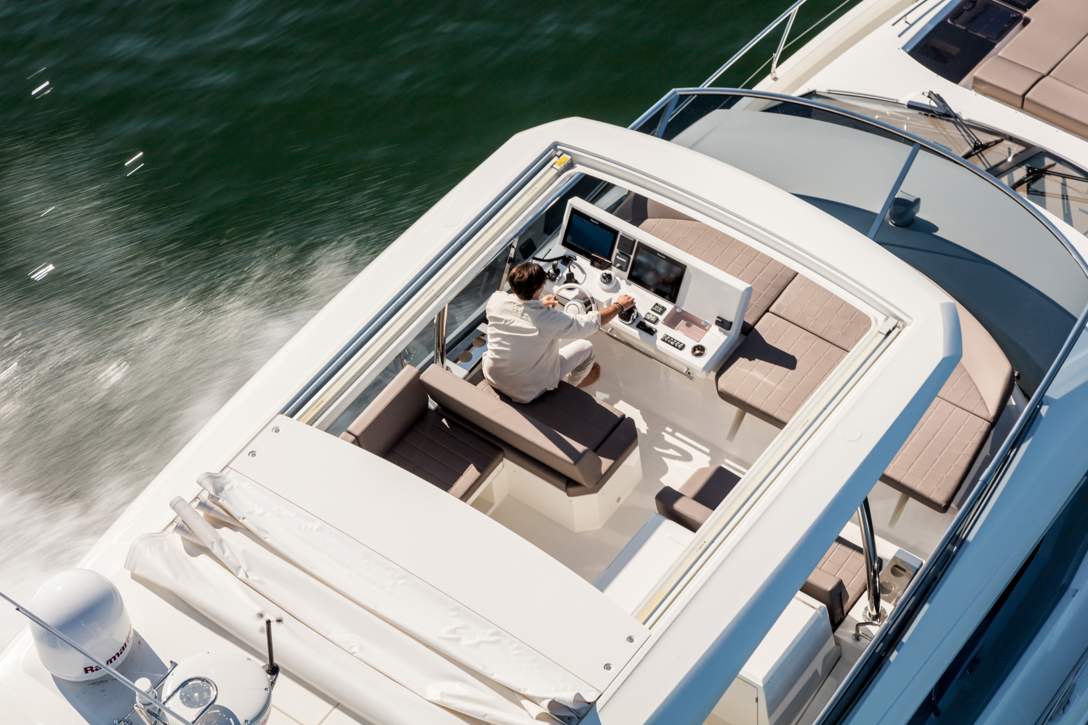 Prestige 630 Flybridge Exterior - 71.JPG