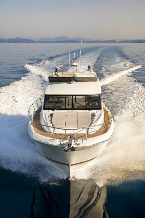 Prestige 520 Flybridge Exterior - 10.JPG