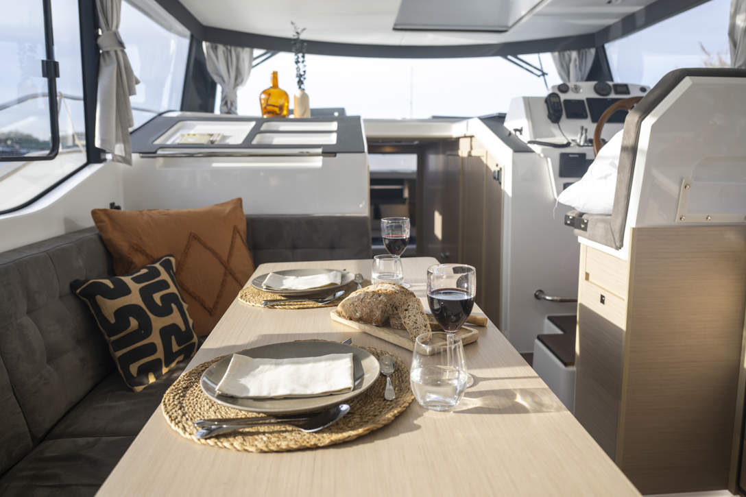 DELPHIA 12 SEDAN IMAGE INTERIOR AIGUESMORTES 4