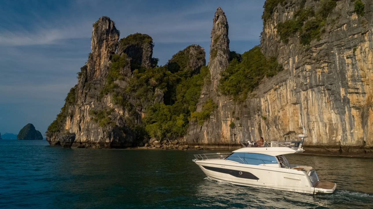 Prestige 420 Fly Exterior - 3.JPG