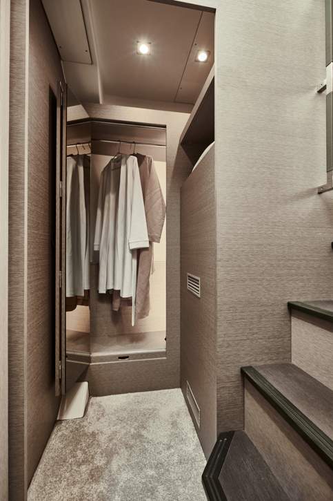 Prestige 420 Fly Interior - 19.JPG