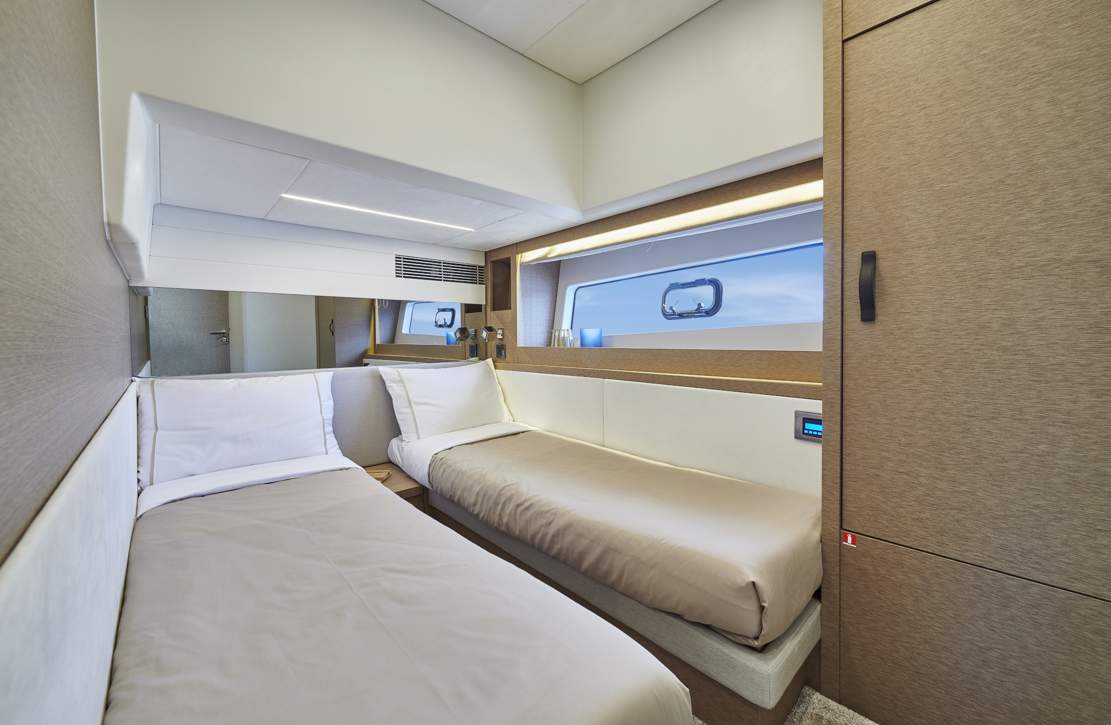 Prestige 590 Flybridge Interior - 17.JPG