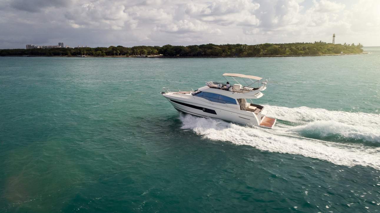 Prestige 460 Flybridge Exterior - 9.JPG