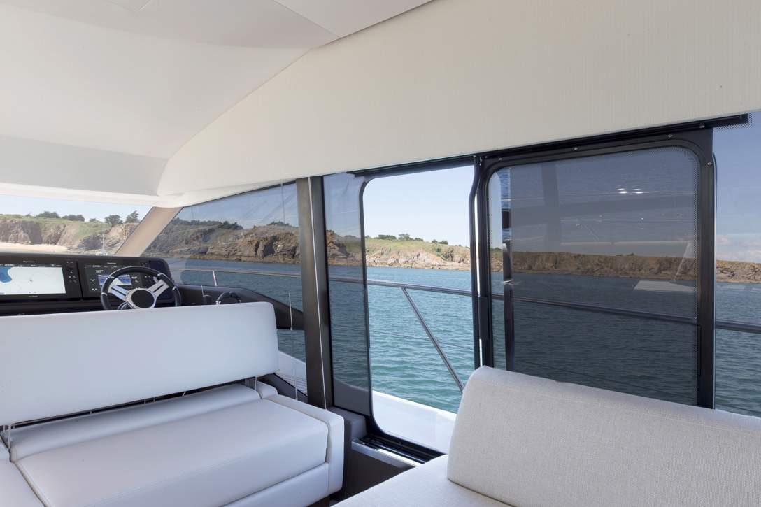 Prestige 520 Flybridge Interior - 10.JPG