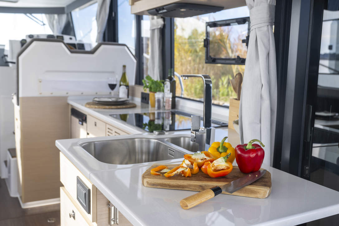 DELPHIA 12 SEDAN IMAGE INTERIOR AIGUESMORTES 17