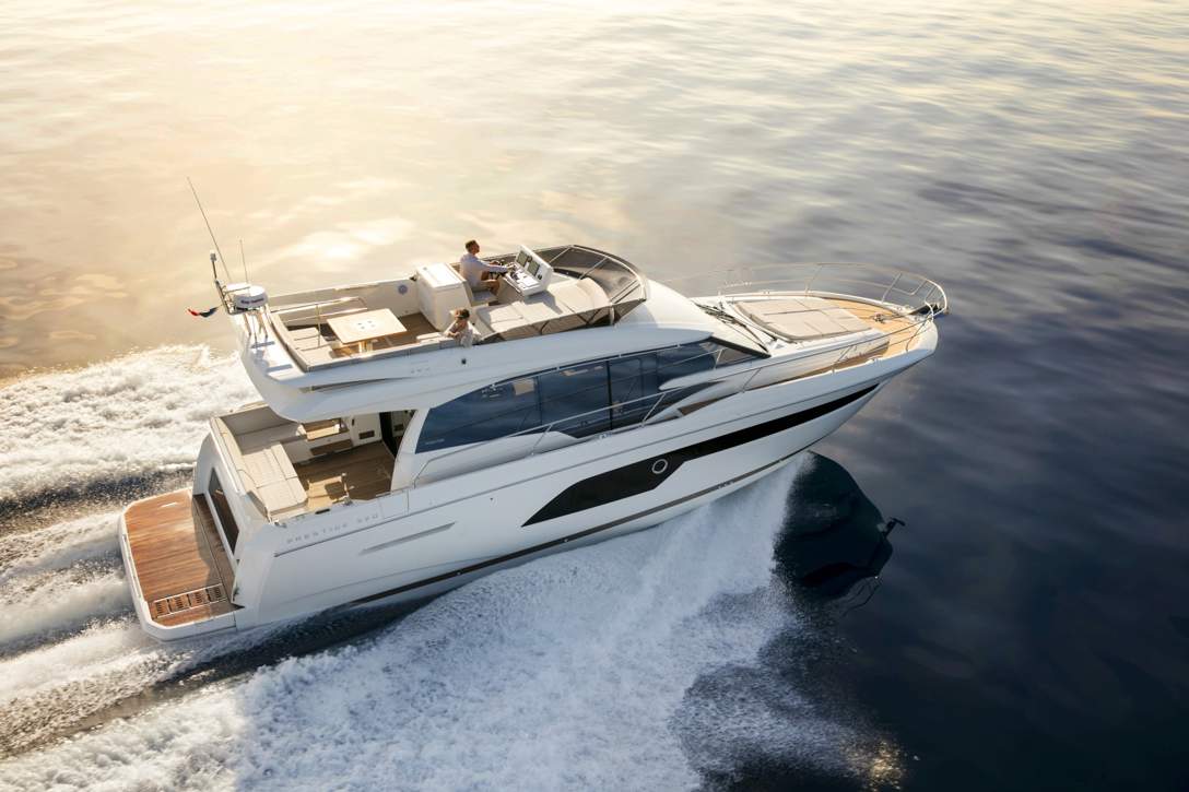 Prestige 520 Flybridge Exterior - 11.JPG