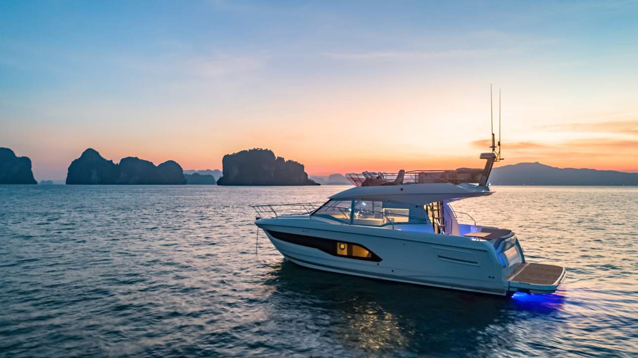 Prestige 420 Fly Exterior - 6.JPG