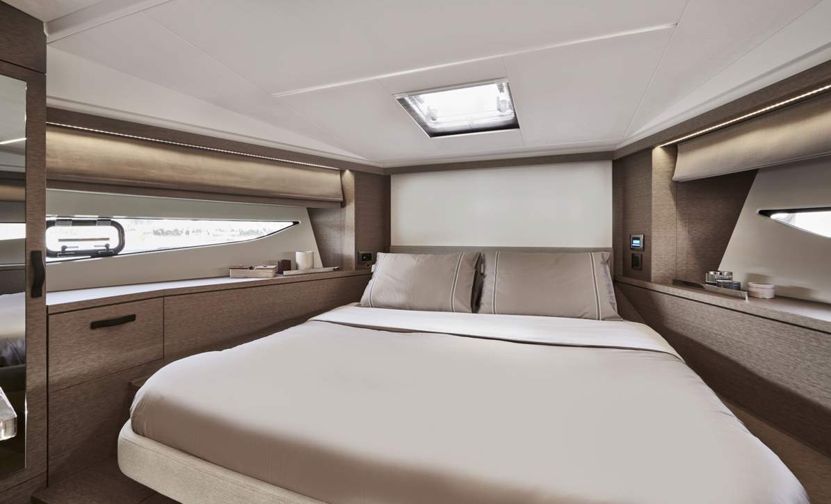 Prestige 420 Fly Interior - 13.JPG