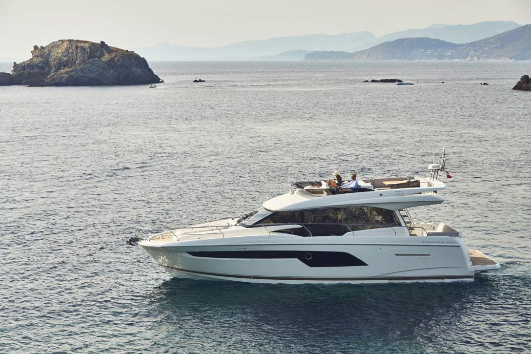 Prestige 520 Flybridge Exterior - 16.JPG