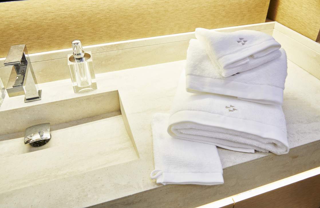 Prestige 590 Flybridge Interior - 14.JPG