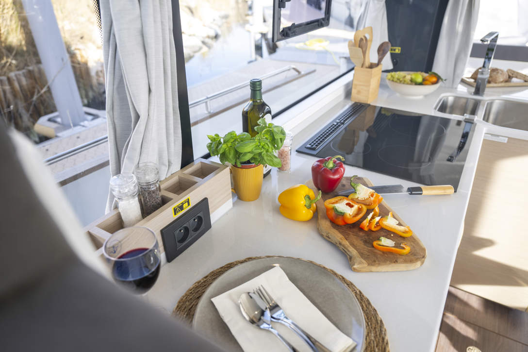 DELPHIA 12 SEDAN IMAGE INTERIOR AIGUESMORTES 1