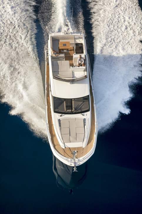 Prestige 520 Flybridge Exterior - 13.JPG