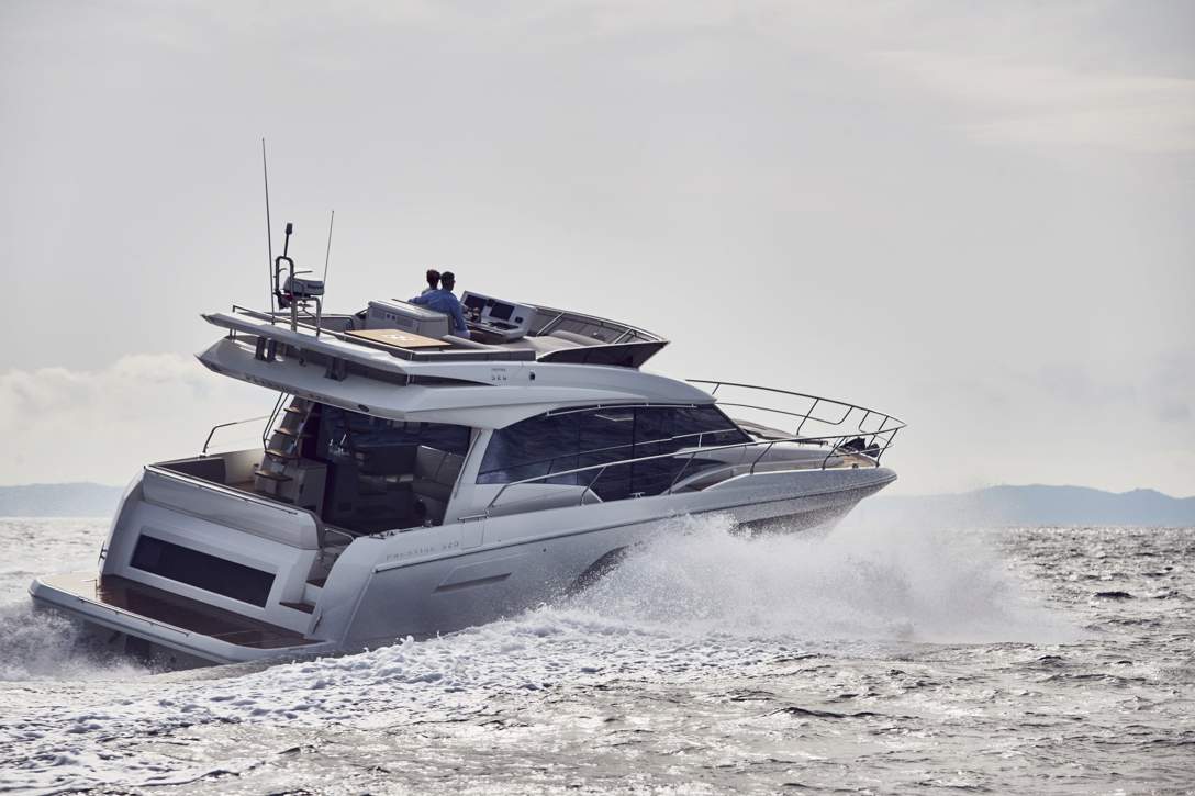 Prestige 520 Flybridge Exterior - 22.JPG