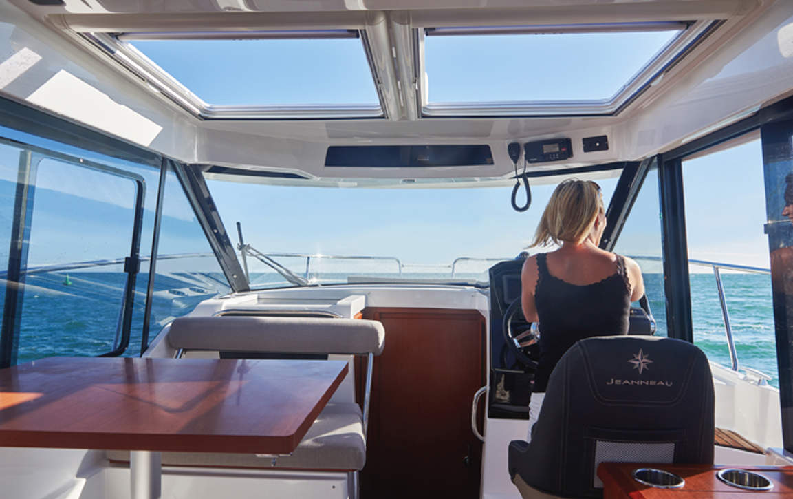 Jeanneau Merry Fisher 895 HB Interior - 15.jpg