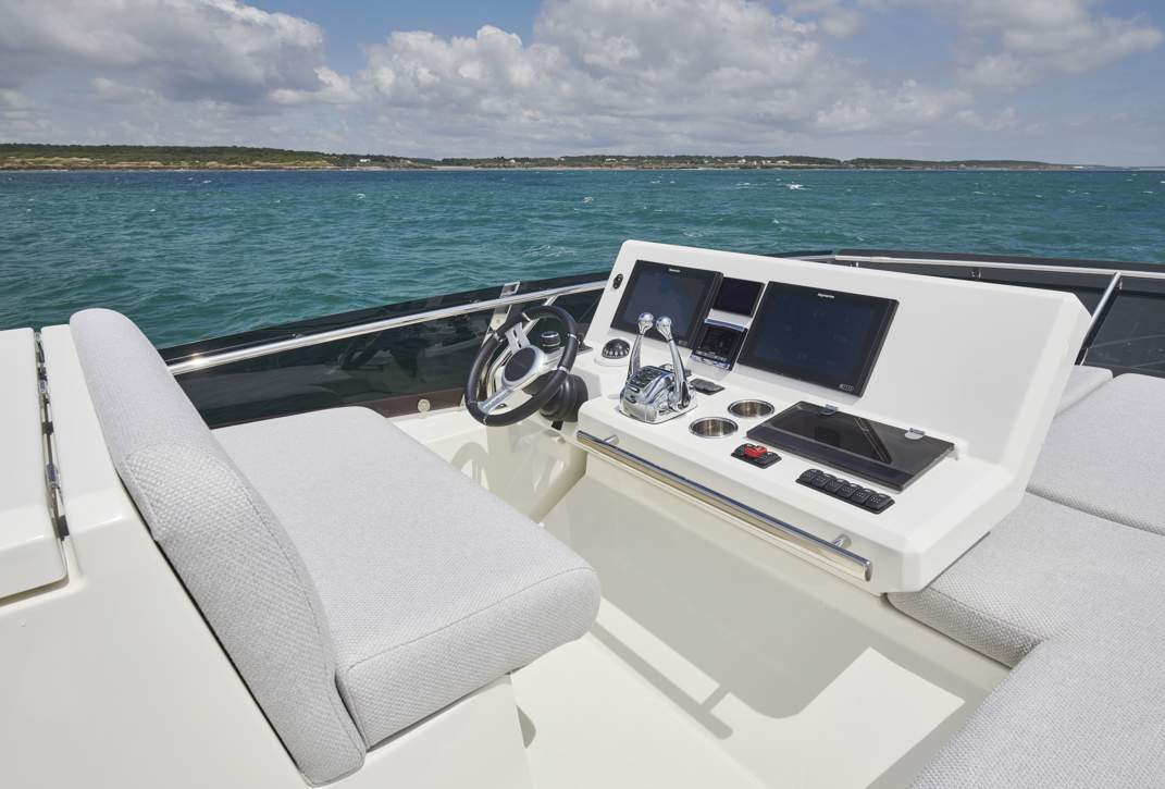 Prestige 590 Flybridge Exterior - 19.JPG
