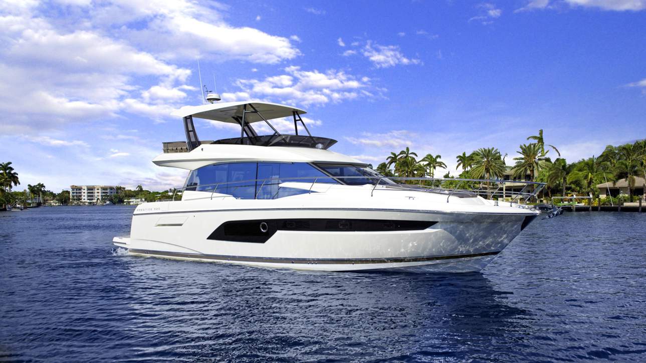 Prestige 520 Flybridge Exterior - 3.JPG