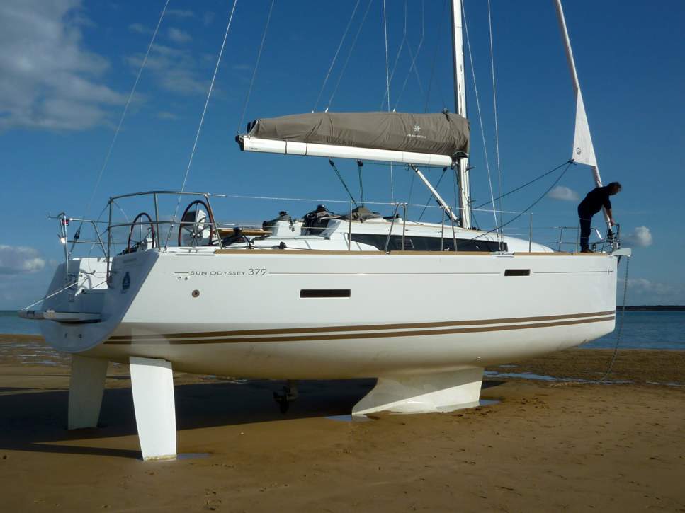 Jeanneau Sun Odyssey 389 Exterior - 25.JPG
