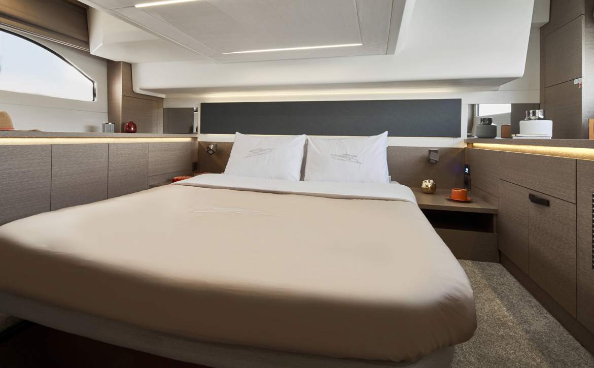 Prestige 420 Fly Interior - 17.JPG