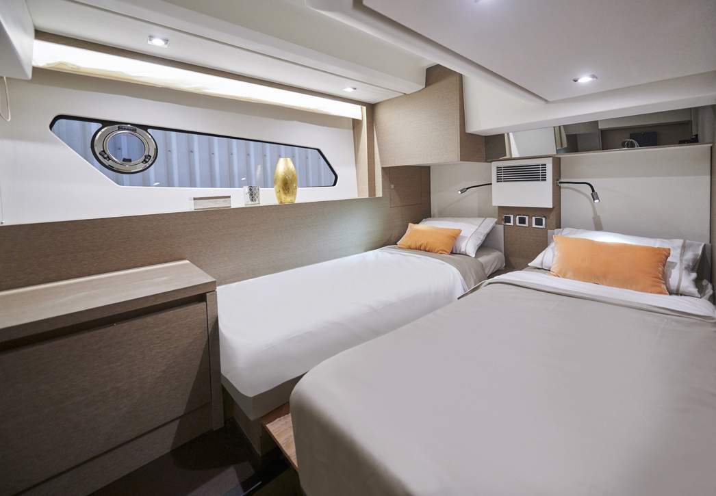 Prestige 460 Flybridge Interior - 14.jpg